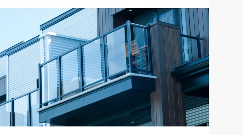 garde corps d'aluminium et rampe vitrée de balcon